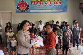 Polda Sumut salurkan  ratusan paket sembako untuk anak yatim