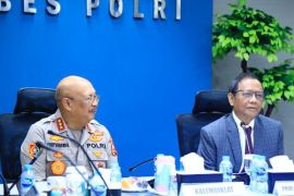 Mahfud sebut Polri harus meningkatkan kepercayaan publik