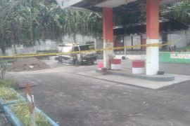 Pertamina bersama warga atasi insiden mobil tangki yang terbakar di SPBU Makian