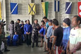 Satgas Trisila 25/III bagikan sembako ke nelayan di Donggala