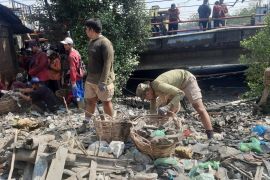 Pemkot Surabaya genjot normalisasi Sungai Kalianak lewat pembersihan sampah