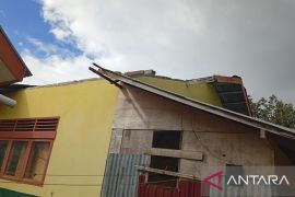 Puting Beliung di Bukik Batabuah Agam, atap sekolah alami kerusakan