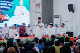 Bupati Karawang pimpin penyaluran sembako untuk sopir angkot