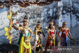 Kostum tokoh wayang dan cosplay ramaikan Festival Kota Lama Semarang