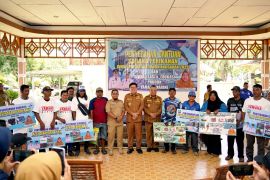 Pemkab Beltim salurkan bantuan kapal hingga beras untuk nelayan