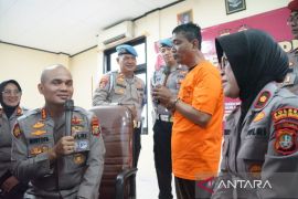 Pria yang mengaku polisi ditangkap, diduga telah menipu sejak 2005