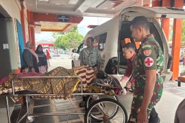 Prajurit TNI Yon TP 854/DK evakuasi dua lansia Aceh Tengah derita stroke iskemik