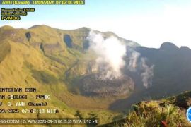 Badan Geologi ingatkan warga waspadai erupsi Gunung Awu Sangihe