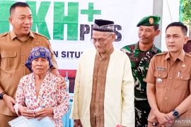 Sebanyak 1.298 lansia di Situbondo terima bantuan uang tunai PKH plus