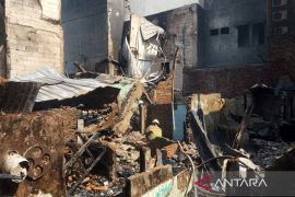 Dua petugas damkar terluka saat padamkan kebakaran di Senen