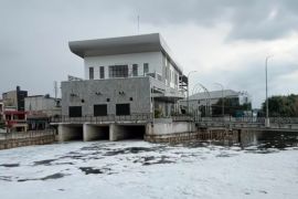 Muncul busa putih di Kali Mookervart, Dinas LH lakukan uji sampel