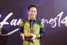 Bupati Balangan terima penghargaan dari Kompas TV