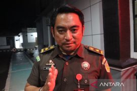 Kejari Mabar menahan dua tersangka korupsi proyek irigasi Wae Kaca I