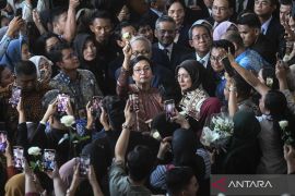 Sri Mulyani, Budi Arie hingga BG tersenyum saat terima surat Prabowo