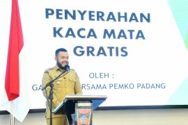 Beri bantuan kacamata gratis, Wako Fadly Amran apresiasi Gabungan Pengusaha Optik Indonesia Sumatera Barat