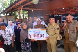 Wawako Maigus Nasir bersama BAZNAS Kota Padang serahkan bantuan pada warga korban kebakaran di Kampung Lapai