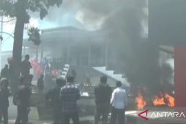 Ratusan mahasiswa demo DPRD Sultra tuntut segera sahkan RUU Perampasan Aset