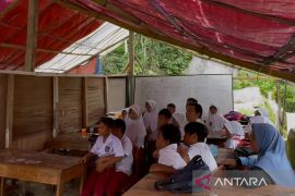 Pemkab Cianjur memastikan pembangunan sekolah rusak akibat bencana alam