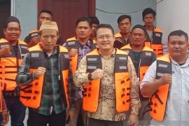 DPKHP Cianjur berikan bantuan 246 rompi keselamatan untuk nelayan