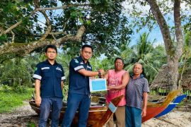 PT Timah serahkan bantuan bantu Kelompok Samudera Pesisir Kundur