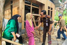 Pemkab HST-Kejari monitoring pelaksanaan bedah rumah dan bansos jamban