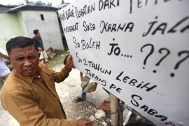 Pemkab Gorontalo buka blokade jalan rusak di Pentadio Barat