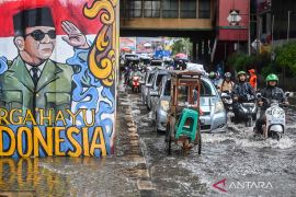 Jalan tergenang akibat sistem drainase buruk di Jakarta