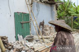 Rumah rusak akibat pergerakan tanah di Lebak