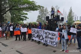 Aktivis mahasiswa-pemuda unjuk rasa desak revisi tunjangan DPRD Bekasi