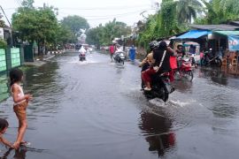 Hujan lebat, sejumlah ruas jalan di Rangkasbitung banjir