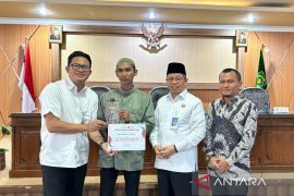 Wafat di pesawat, anak jamaah Haji asal Kabupaten Banjar terima santunan