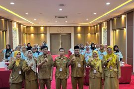 Sebanhyak 30 pelaku usaha di Mataram dilatih buat roti