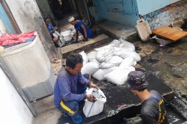 SDA Penjaringan bersihkan saluran air antisipasi banjir
