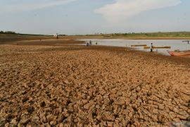 Air waduk Dawuhan Madiun menyusut