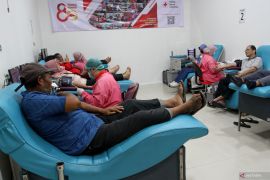 Donor darah memperingati hari PMI