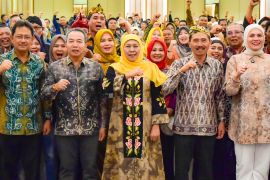 Khofifah dorong kolaborasi ekonomi-persaudaraan Warga Jatim di Kalsel