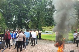 Puluhan mahasiswa dan pemuda unjuk rasa ke DPRD Langkat sambil bakar ban