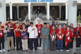 Kunjungi Masjid Al-Akbar, 18 mahasiswa asing berubah pendapat tentang masjid