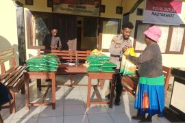 Polres Jayawijaya menjual beras murah di Distrik Asologaima