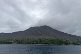 Masyarakat dan wisatawan diimbau tidak masuki radius bahaya Gunung Ruang
