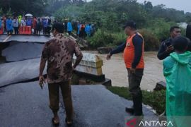 Jembatan penghubung Belitung dan Belitung Timur putus diterjang banjir
