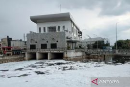 Jakbar pasang kubus apung di Kali Mookevart untuk halau busa berbau