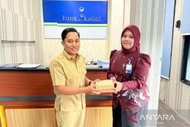 Peringati maulid, Bank Kalsel bagikan nasi kepada nasabah