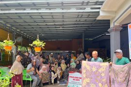 Akademisi UMPR latih ecoprint bagi lansia di Palangka Raya