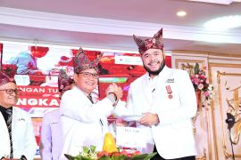 Wako Fadly Amran terima penghargaan Lencana Jasa Pratama atas dedikasi dan dukungan terhadap PMI Kota Padang