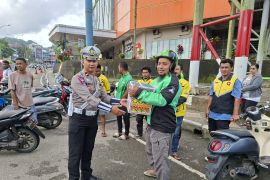 Aksi sosial Ditlantas Polda Maluku bagikan 500 paket sembako untuk masyarakat