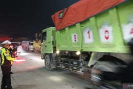 Aksi protes truk tambang lumpuhkan Jalan Legok-Parung Panjang