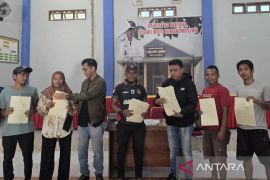 166 Sertifikat Tanah disalurkan kepada warga dua Desa di  Muna Barat