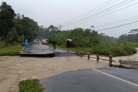 Jembatan Air Ruak putus, Pemkab Belitung Timur buat jembatan alternatif
