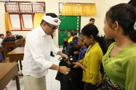 Wali Kota Denpasar bagikan perlengkapan sekolah siswa terdampak banjir